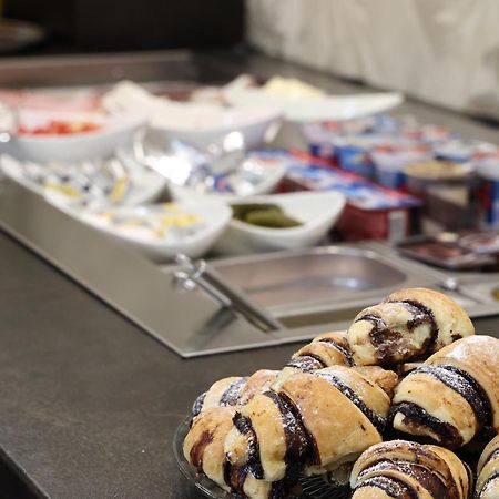 坲拉斯酒店 科马罗姆 外观 照片