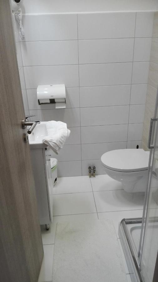 坲拉斯酒店 科马罗姆 外观 照片